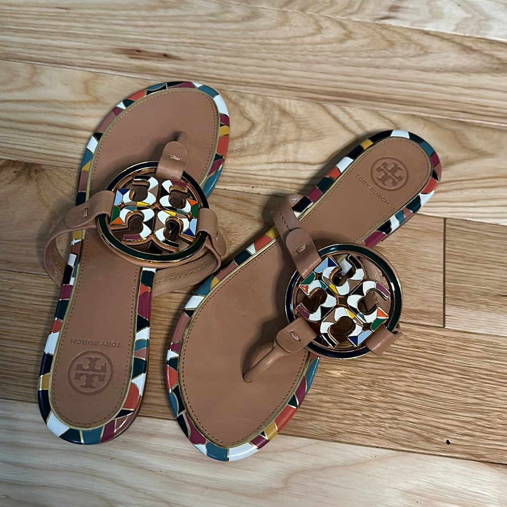 Gorgeous Tory Burch flat sandals